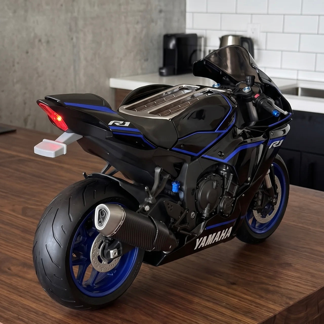SpeedToast nero e blu in stile Yamaha R1 con scarico in carbonio e cerchi blu