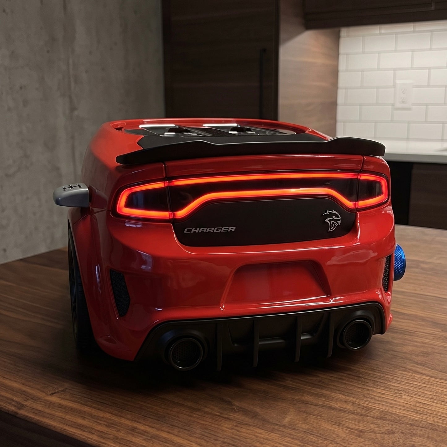 SpeedToast rosso in stile Dodge Charger con barra luminosa posteriore accesa e doppio scarico