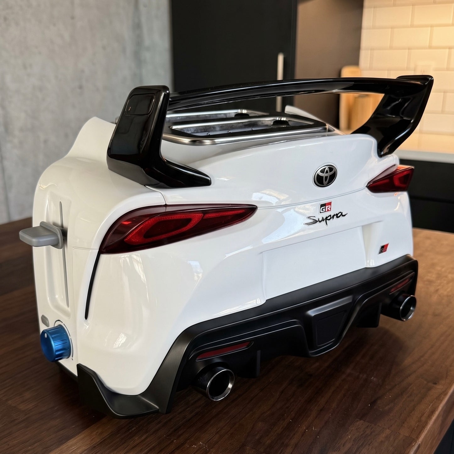 SpeedToast bianco in stile Toyota GR Supra con grande alettone nero e doppio scarico