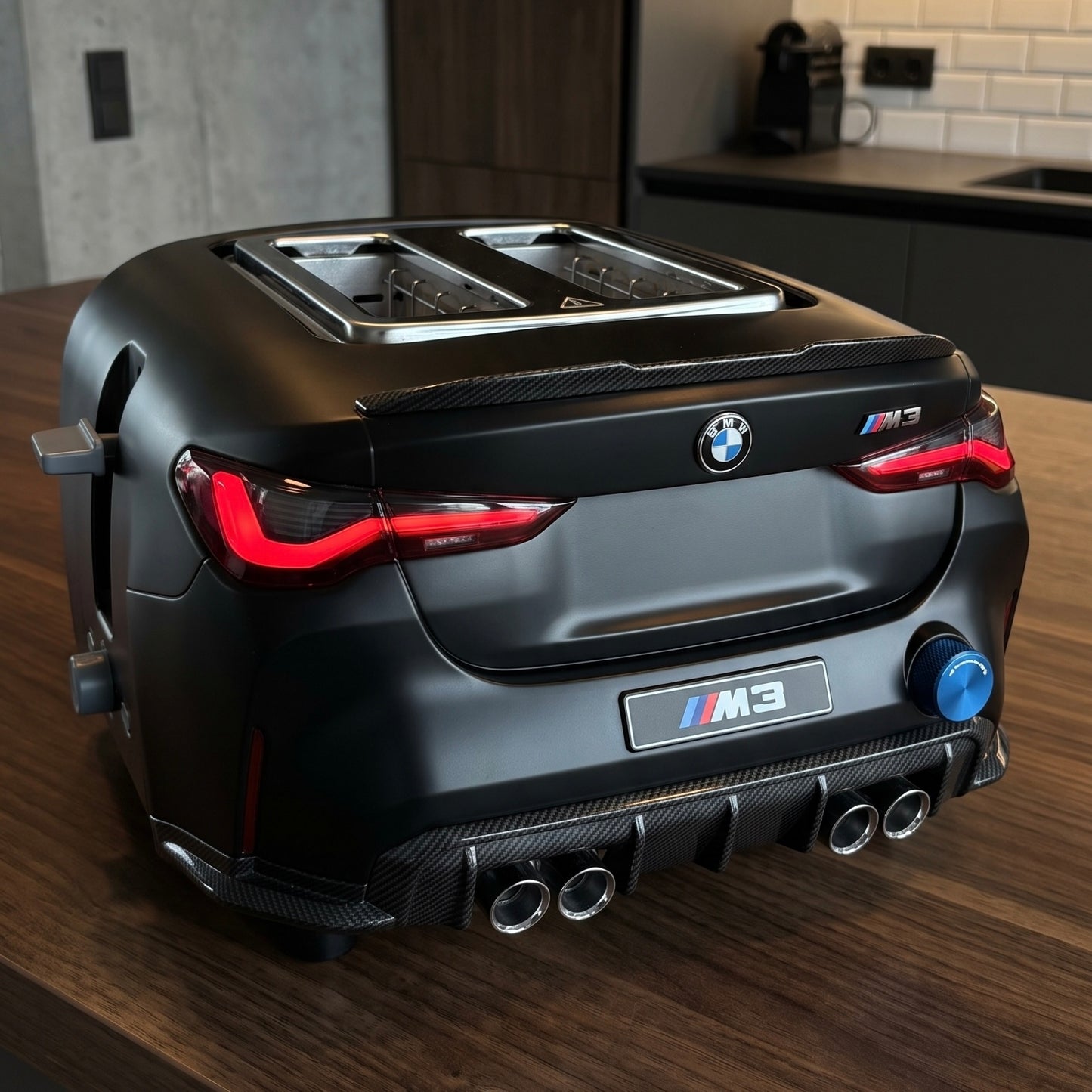 SpeedToast nero opaco in stile BMW M3 con fari LED accesi e dettagli in carbonio